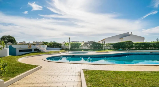 Апартаменты 3 bedroom apartment in Oura Albufeira with amazing pool at walking distance to beach, strip and old town, WIFI and AC, private condo