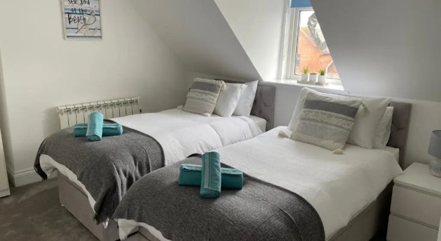 Spacious 3-Bed, Town Centre, Parking, Near Beach