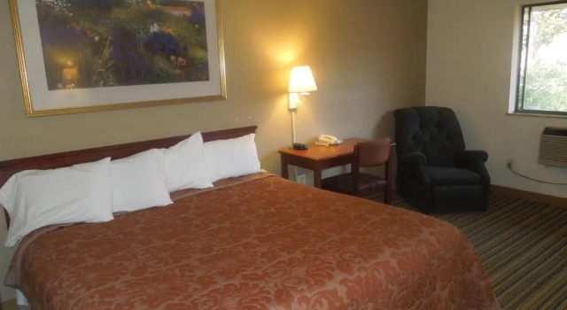 Четырёхместный номер Standard Super 8 by Wyndham Waldorf