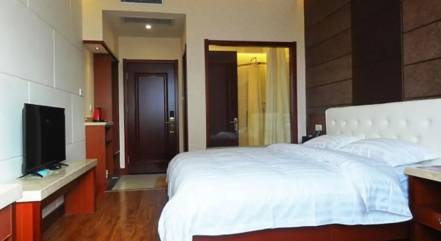 Номер Superior Hua Qi Kaiserdom Hotel Zhongshan Road St Michael's Cathedral and Zhanqiao Pier Qingdao
