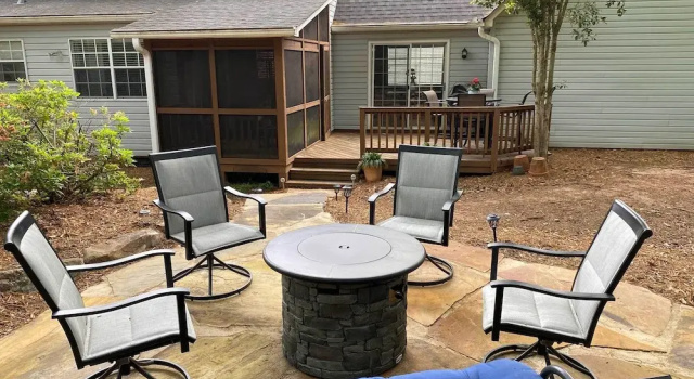 Modern Home w/ Yard + Deck, 1 Mi to Clemson U!, Buchen Sie Ferienhaus Clemson South Carolina