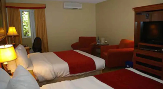 Четырёхместный номер Executive Comfort Inn Mont Laurier