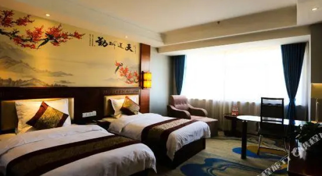 Четырёхместный семейный люкс Sunshine Holiday Hotel