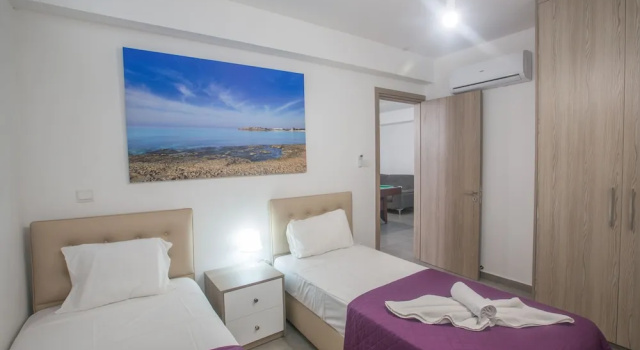 Villa Prpo490a, Stunning 5bdr Protaras Villa With Pool, Close to the Beach, Rezerwuj Willa Hotele w Protaras z Parkingiem, w pobliżu Fig Tree Bay, Parking