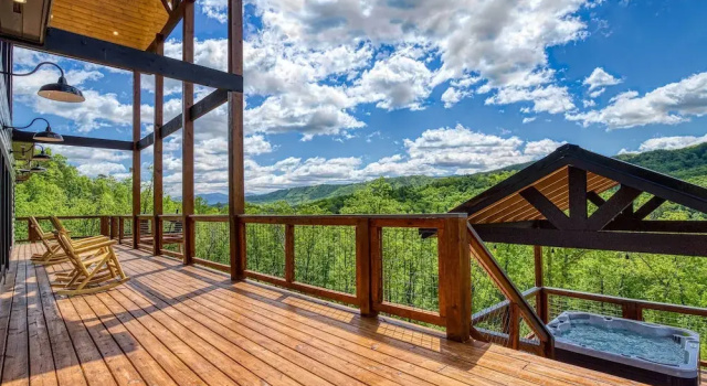 Коттедж с 5 комнатами с балконом Luxury Sevierville Cabin w/ Private Hot Tub!