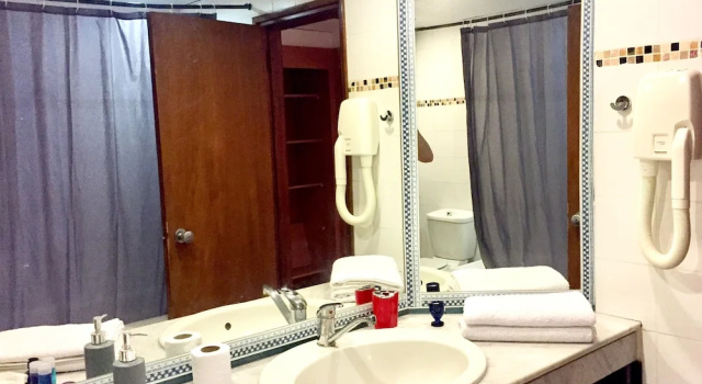 Семейные апартаменты с 2 комнатами с балконом и с видом на море Raphael Apartments