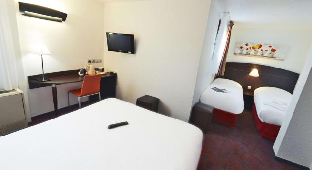 Четырёхместный номер Standard Kyriad Lyon Sud - Saint Genis Laval