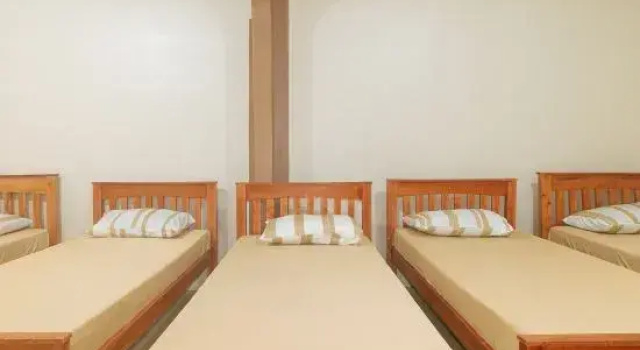 Кровать в общем номере Kababayan Pensione House by RedDoorz