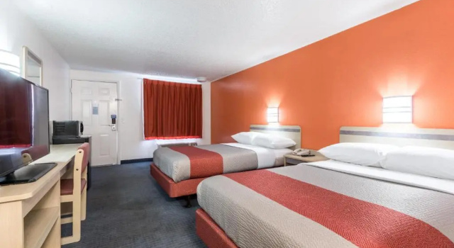 Четырёхместный номер Deluxe Travelodge by Wyndham Lansing