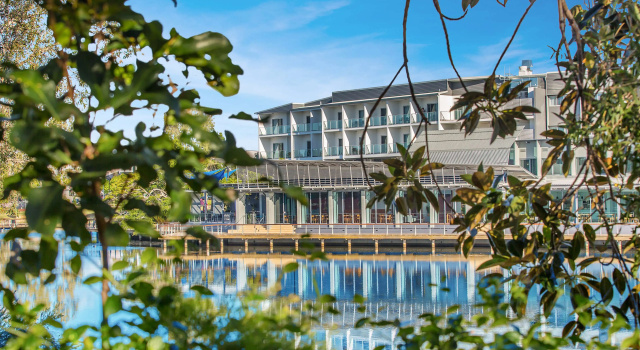 Best Western Plus North Lakes Hotel, Забронировать Отель Норт-Лейкс 