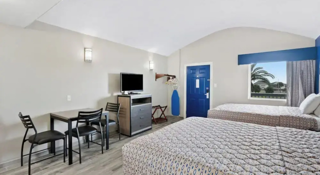 Четырёхместный номер Standard с видом на бассейн Blue Wave Inn