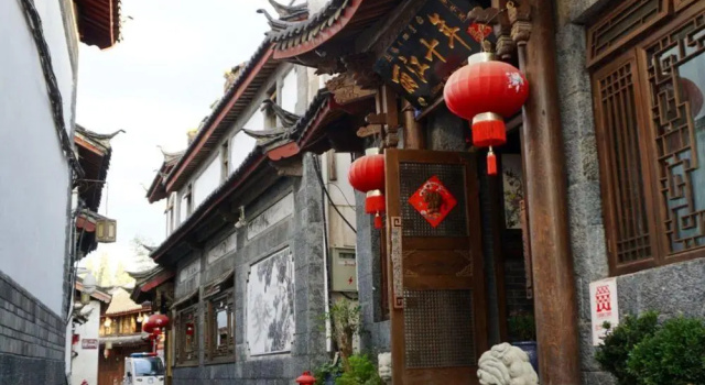 Lijiang Jinjia Cloud Window Inn, Забронировать Отель Лицзян Юньнань, рядом с Wenchang Palace