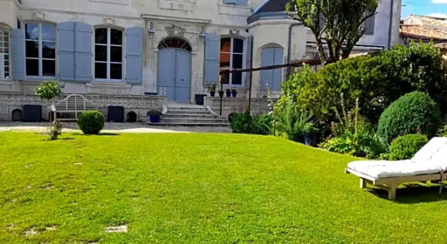 Le Jardin des Anges, Book Hotel Saint-Jean-d'Angely 