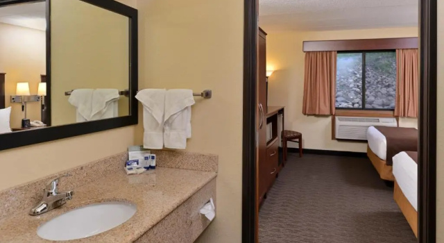Четырёхместный люкс AmericInn by Wyndham Fergus Falls Conference Center