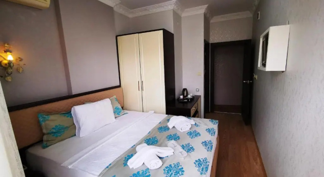 Ekonomiczny dwuosobowy pokój i balkonem Hotel Broken Column