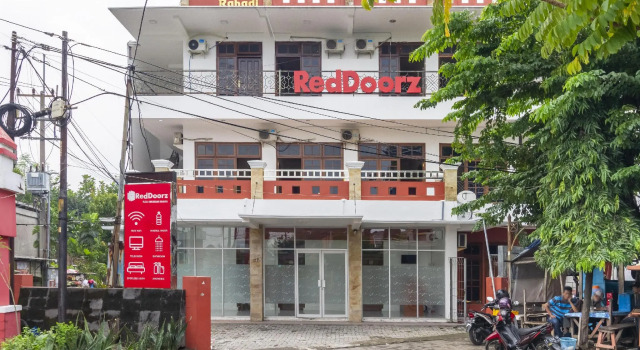 RedDoorz Plus @ Gunungsari Surabaya
