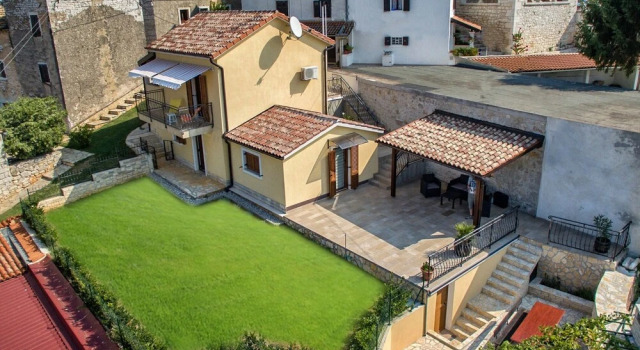 Modern Holiday Home With Covered Terrace and Private Garden