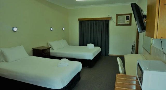 Трёхместный номер Standard Gosford Inn Motel
