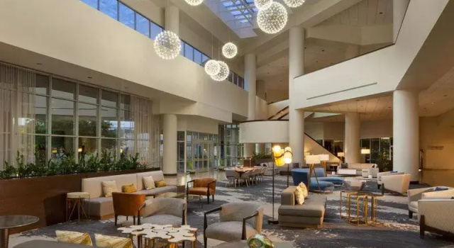 Кровать в общем номере Sheraton Arlington Hotel