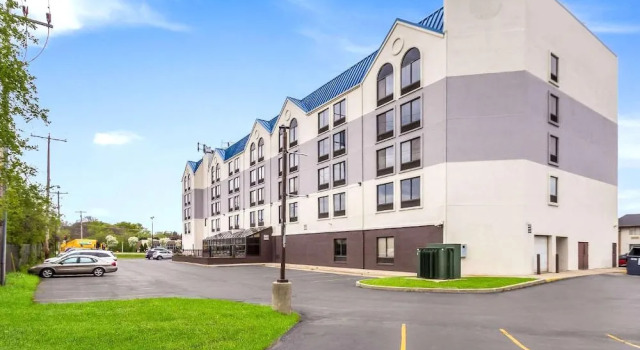 La Quinta Inn Milwaukee Northwest, Rezervasyon Otel Milwaukee Wisconsin