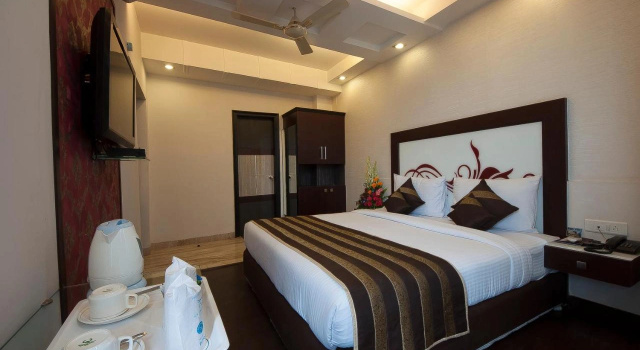 Hotels Pitrashish Grand, Забронировать Отель Карол-Бах 