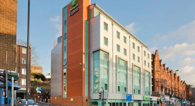 Кровать в общем номере Holiday Inn Express London-Swiss Cottage