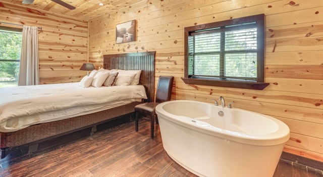 Cabin w/ Hot Tub & Deck: 5 Mi to Broken Bow Lake, Buchen Sie Ferienhaus Hochatown 
