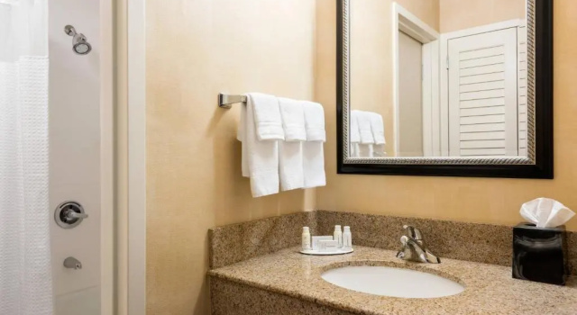 Номер Standard Courtyard St. Louis Creve Coeur