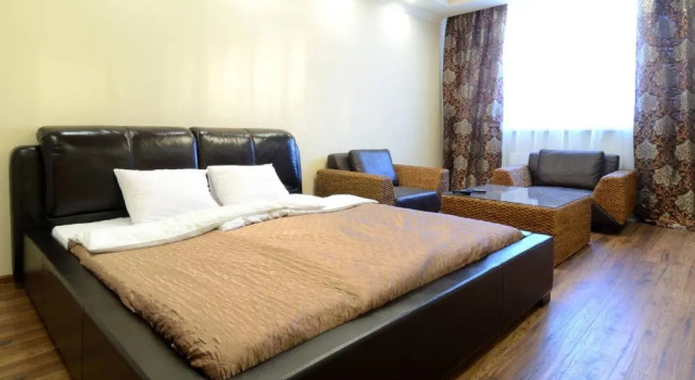 Апартаменты Apartment with two Bedroom on Bazhana 8b