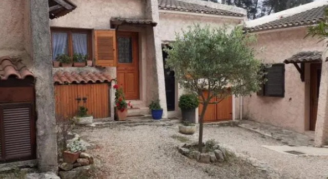 Villa club Sanary dans résidence fermée et arborée 10min a pied de la plage, Забронировать Вилла Отели Bandol Wine Route с парковкой, Парковка