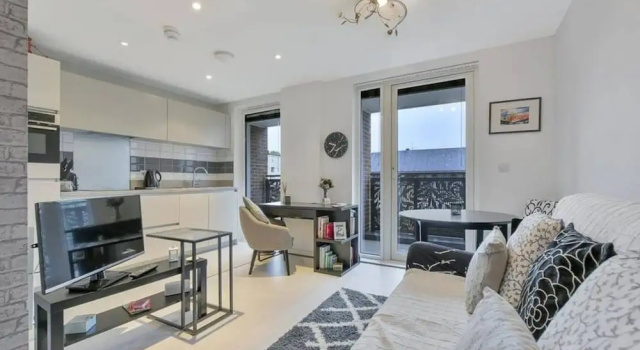 Modern 1 Bedroom Apartment With Balcony