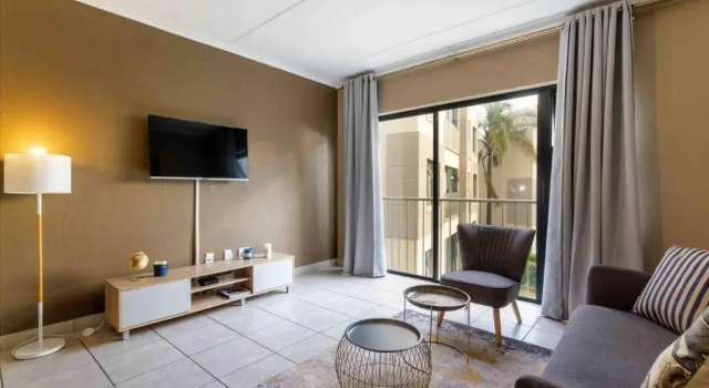 Lovely 2 bedroom apartment around Montecasino, Забронировать Апартаменты/квартира Отели Гаутенг с парковкой, Парковка