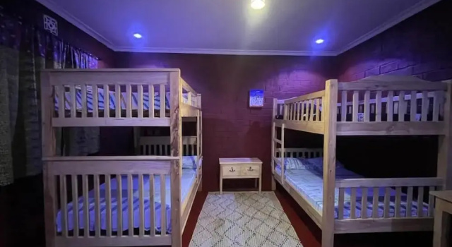 Кровать в общем номере Meleji House