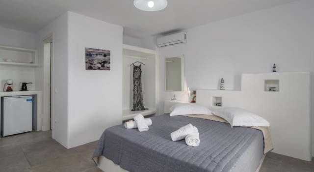 Aqua Bay Beachfront Studios Agia Kyriaki Beach, Milos, Забронировать Отель Отели Agia Kiriaki Beach с парковкой, Парковка