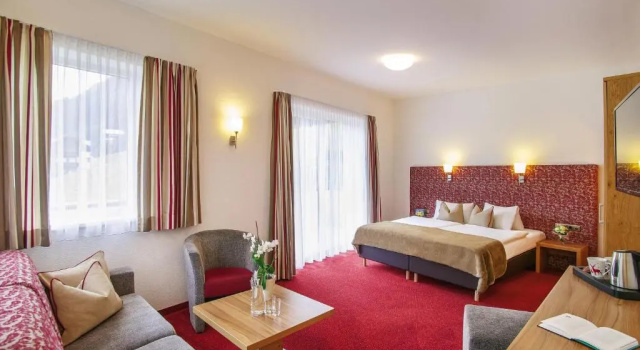 Полулюкс Hotel Garni Chasa Sulai