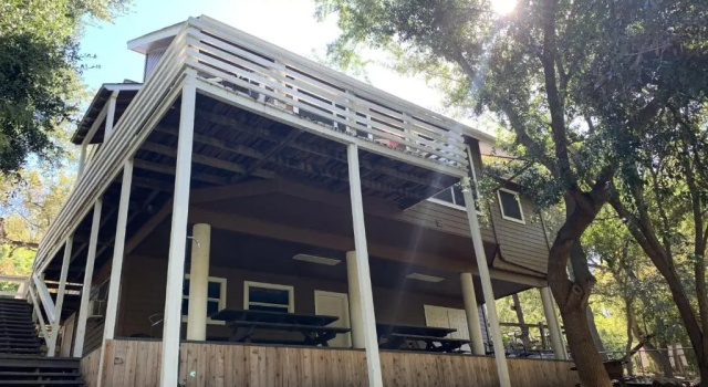 Коттедж Earth Haus Stunning Riverfront Home
