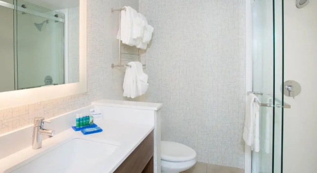 Четырёхместный номер Standard Holiday Inn Express Chelmsford by IHG