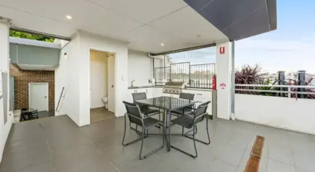 Rooftop 2 Bed Apt With Terrace at Newtown, Забронировать Отель Отели Сиднея 3 звезды, 3*
