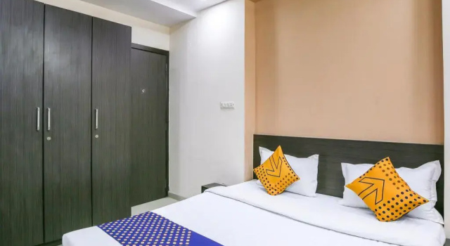 Varma Imperial Hotel by OYO Rooms