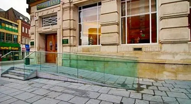 Silurian Hotel Double Bedroom by StayBC, Забронировать Отель Отели Гламорган с парковкой, Парковка