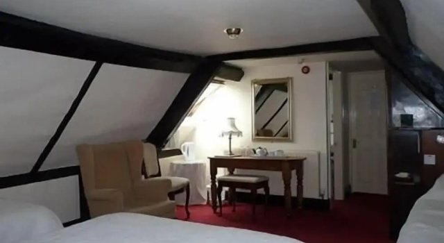 Четырёхместный номер Standard The Falcon Hotel