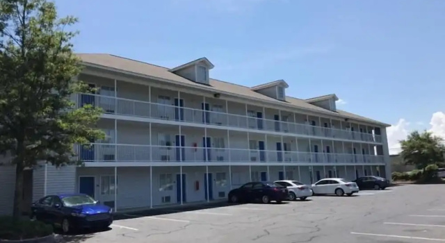 InTown Suites Extended Stay North Charleston SC - Rivers Ave, Забронировать Отель Северный Чарльстон Чарльстон, рядом с Northwoods Mall