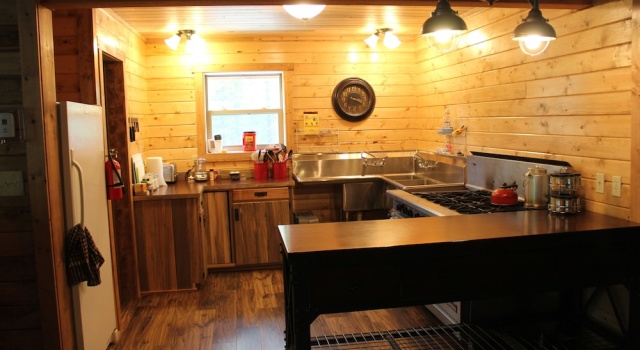 Кровать в общем номере Sugar Loaf Lodge & Cabins