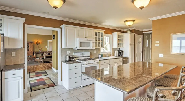 Waterfront Seneca Lake House: Fire Pit + Boat Dock, Reservar Casa de férias Lodi Finger Lakes
