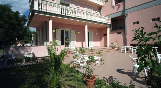 Happy Hotel