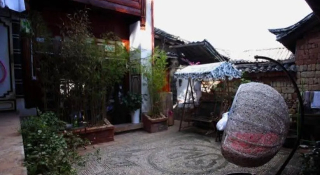 Lijiang Romantic Life Inn, Забронировать Отель Лицзян Юньнань, рядом с Guan Men Kou