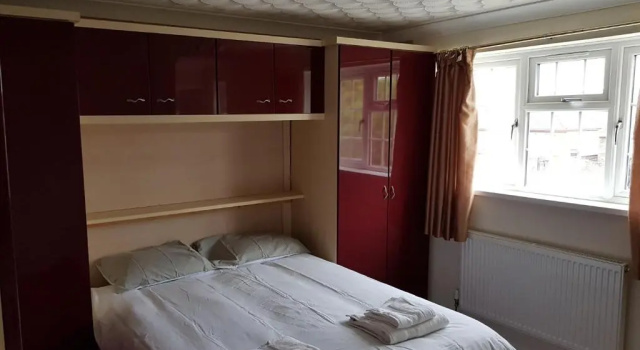 Spacious Swindon 5 bedroom house - sleeps up to 10, Забронировать Отель Отели Котсуолда с парковкой, Парковка