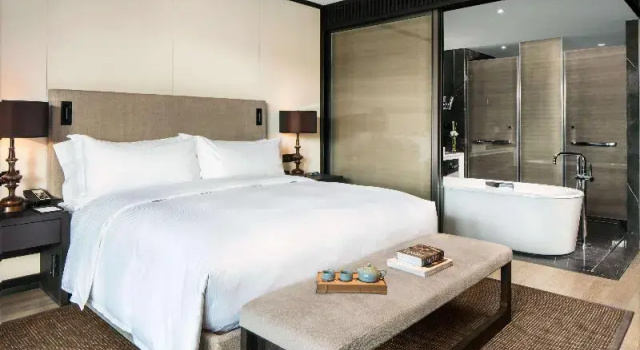 Двухместный номер Standard с балконом Hilton Ningbo Dongqian Lake