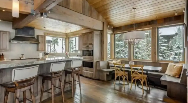 Кровать в общем номере Luxurious 6-bedroom Ski-in/ski-out Home, Very Spacious, With Private hot tub and Game Room