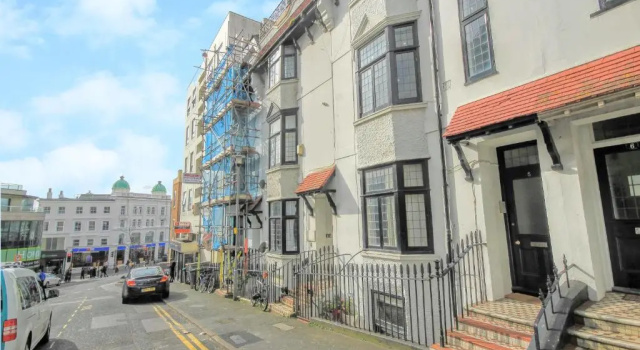 2 Bedroom Apartment - Queens Square Flat 1 Brighton, Забронировать Апартаменты/квартира Брайтон Англия, рядом с Brighton Buddhist Centre
